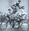 Семейный велосипед со швейной машинкой (США, 1939).
 Увеличить, Самые безумные ретро-изобретения собрали в Сети (фото) - изобретения, ретро, безумства