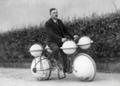 Велосипед-амфибия, можно кататься и по земле и по воде, максимальная “грузоподъемность” на воде 120 кг (Франция, 1932).
 Увеличить, Самые безумные ретро-изобретения собрали в Сети (фото) - изобретения, ретро, безумства