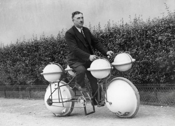 Велосипед-амфибия, можно кататься и по земле и по воде, максимальная “грузоподъемность” на воде 120 кг (Франция, 1932).
 Увеличить