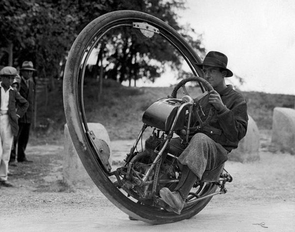 Одноколесный мотоцикл, максимальная скорость 150 км/ч (Италия, 1931).
 Увеличить