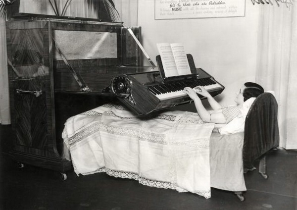 Лежачее пианино, для прикованных к постели (Великобритания, 1935).
 Увеличить