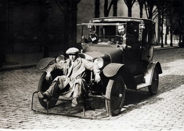 Автомобиль с лопатой для пешеходов, для сокращения числа жертв (Париж, 1924).
 Увеличить