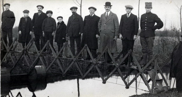 Складной мост для чрезвычайных ситуаций, перевозится на тележке (Нидерланды, 1926).
 Увеличить