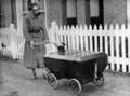 Детская коляска на случай газовой атаки (Англия, 1938).
 Увеличить, Самые безумные ретро-изобретения собрали в Сети (фото) - изобретения, ретро, безумства