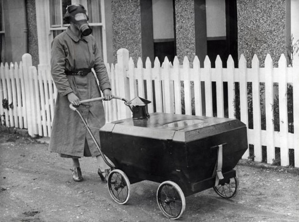 Детская коляска на случай газовой атаки (Англия, 1938).
 Увеличить