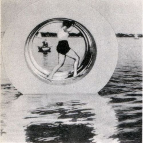 Устройство для пешей прогулки по воде (1938).
 Увеличить