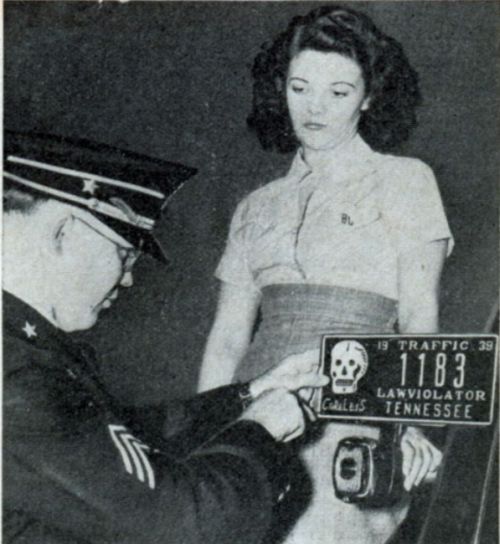 Автомобильные номера со специальными опознавательными знаками для злостных нарушителей (США, 1939).
 Увеличить